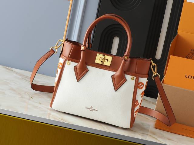 大 ，小 升级原版 M20014 M21024 M53824 M59842 M22195 本款 On My Side 中号手袋以粒面牛皮革和羊毛皮革营造舒适氛围