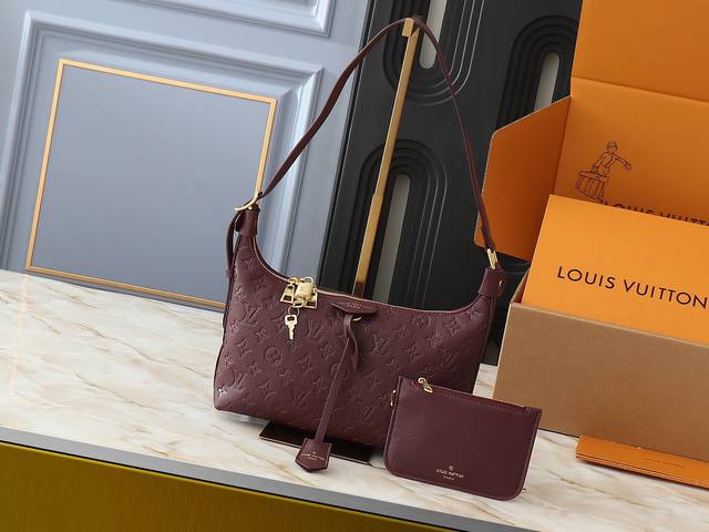 升级原版 M46610 M46609 M46674 本款Sac Sport 手袋采用柔软 Monogram Empreinte 压纹皮革塑造弧形轮廓，以复古构型