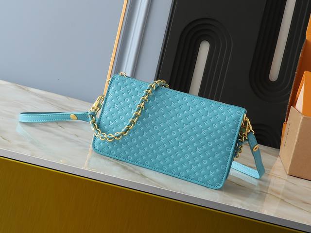 升级原版 对版压印 M82232 M82247 黑色 Vavin 链条钱夹Vavin 链条钱夹将经典的 Damier 帆布与皮革巧妙融合。品牌传统行李箱的设计元