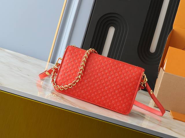 升级原版 对版压印 M82232 M82247 黑色 Vavin 链条钱夹Vavin 链条钱夹将经典的 Damier 帆布与皮革巧妙融合。品牌传统行李箱的设计元