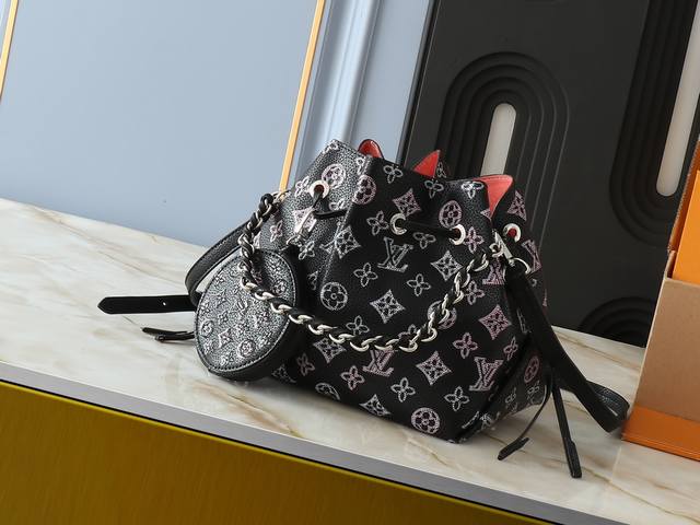 升级原版 Bella 手袋 Mm57068粉色 M57070黑色 M57201灰色 Bella 水桶包采用 Monogram 镂花穿孔小牛皮塑造小巧构型，再令相