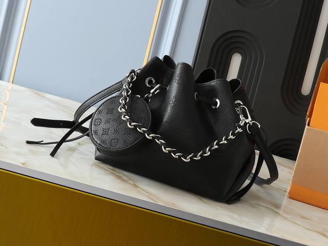 升级原版 Bella 手袋 Mm57068粉色 M57070黑色 M57201灰色 Bella 水桶包采用 Monogram 镂花穿孔小牛皮塑造小巧构型，再令相