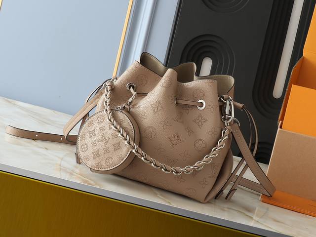 升级原版 Bella 手袋 Mm57068粉色 M57070黑色 M57201灰色 Bella 水桶包采用 Monogram 镂花穿孔小牛皮塑造小巧构型，再令相