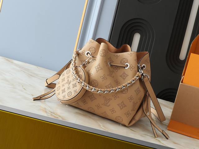 升级原版 Bella 手袋 Mm57068粉色 M57070黑色 M57201灰色 Bella 水桶包采用 Monogram 镂花穿孔小牛皮塑造小巧构型，再令相