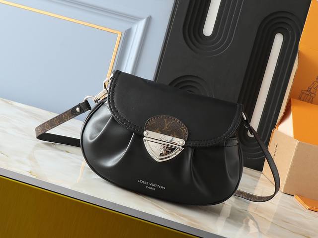 升级原版 M12192 M46829 黑色 焦糖 银灰 Sunset 手袋聚焦 Monogram Denim 帆布。该材质依托多重工艺制成,以全球有机纺织品标准 升级原版 M12192 M46829 黑色 焦糖 银灰 Sunset 手袋聚焦 Monogram Denim 帆布。该材质依托多重工艺制成,以全球有机纺织品标准