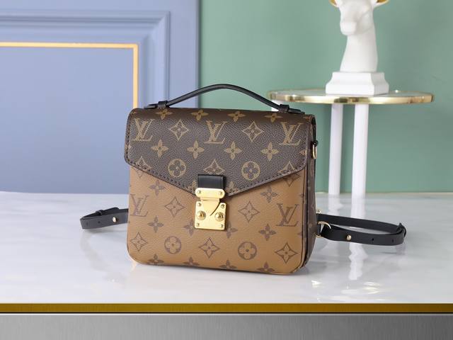 动态芯片 顶级原单 M11941 Mpochette MéTis 手袋本次以双肩包构型跃入新季潮流视野。涂层帆布包身铺陈 Monogram 与定向 Monogr