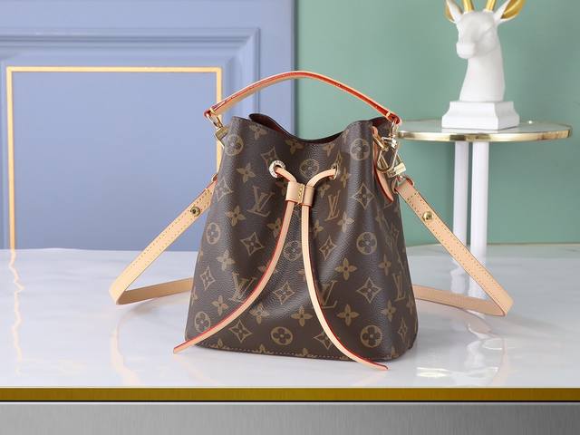 动态芯片 顶级原单 M46581 本款 NéOnoé Bb 手袋结合 Monogram 帆布和皮革饰边，以小巧尺寸重塑路易威登 NéOnoé 水桶包的经典轮廓。