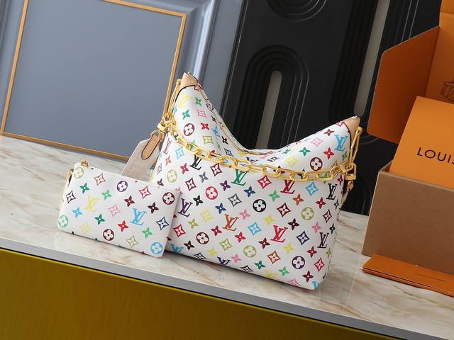 升级原版 M12068 M12071 M12072 這款全新Coussin系列的流浪包兼具時尚與功能，並糅合了系列標誌性的設計元素。手袋採用滑面的鋪棉皮革製造，