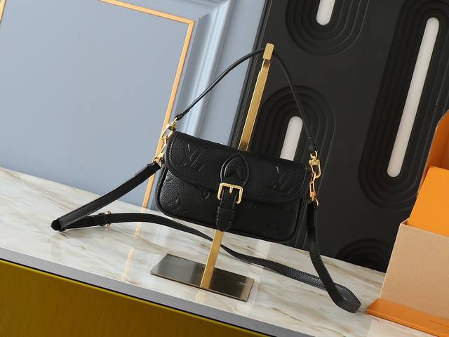 升级原版 M83621 M83300 M83566 M45985 本款 Nano Diane 手袋出自 Lv By The Pool 夏日系列，将 Diane