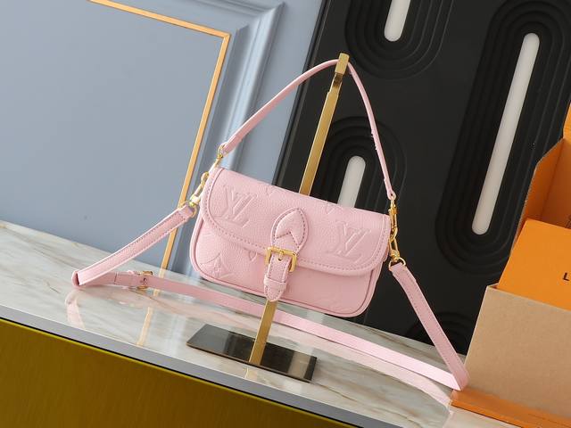 升级原版 M83621 M83300 M83566 M45985 本款 Nano Diane 手袋出自 Lv By The Pool 夏日系列，将 Diane