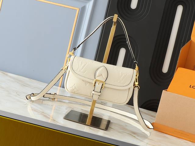 升级原版 M83621 M83300 M83566 M45985 本款 Nano Diane 手袋出自 Lv By The Pool 夏日系列,将 Diane 升级原版 M83621 M83300 M83566 M45985 本款 Nano Diane 手袋出自 Lv By The Pool 夏日系列,将 Diane