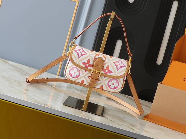 升级原版 M83621 M83300 M83566 M45985 本款 Nano Diane 手袋出自 Lv By The Pool 夏日系列,将 Diane 升级原版 M83621 M83300 M83566 M45985 本款 Nano Diane 手袋出自 Lv By The Pool 夏日系列,将 Diane