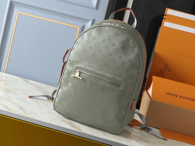 升级原版 Monogram Titanium 双肩包M43882此款小号双肩包由Monogram Titanium涂层帆布 亮相2018秋冬男士时装秀的特色面料