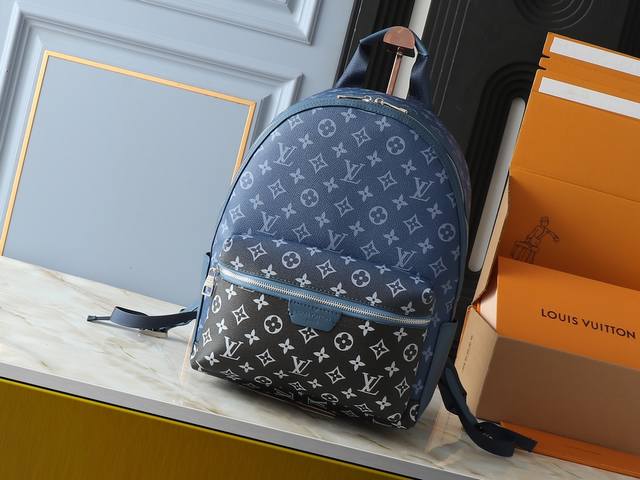 升级原版 M11590 M46553 本款 Discovery 小号双肩包取材 Monogram Eclipse 帆布，以更为紧凑的构型延续灵活功能。外袋、拉链