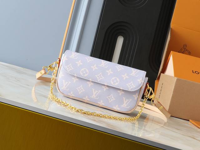 升级原版 M12778 M81911 本款 Wallet On Chain Ivy 手袋汲取品牌传统硬箱的色彩灵感,为标志性 Monogram 涂层帆布渲染优雅 升级原版 M12778 M81911 本款 Wallet On Chain Ivy 手袋汲取品牌传统硬箱的色彩灵感,为标志性 Monogram 涂层帆布渲染优雅