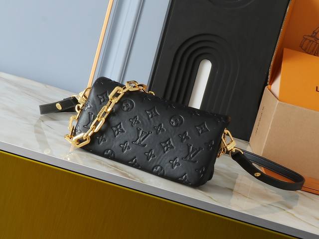 升级原版 M83359黑 M11331白色 本款 Pochette Coussin手袋为柔软羊皮革压印Monogram图案，巧妙呈现蓬松效果。翻盖开启玲珑构型，