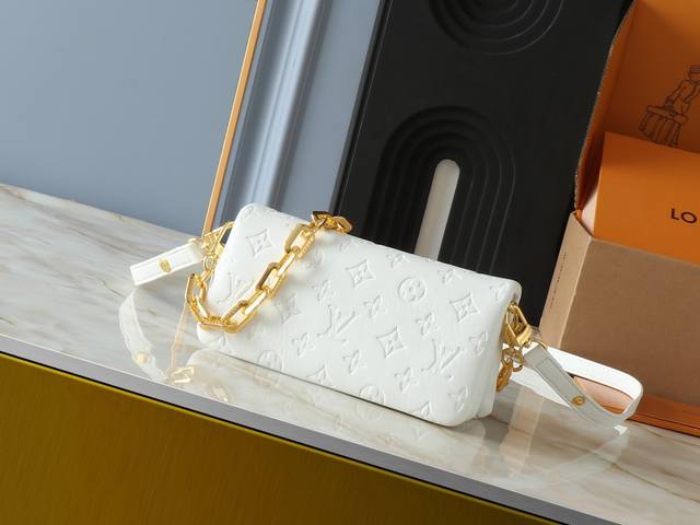 升级原版 M83359黑 M11331白色 本款 Pochette Coussin手袋为柔软羊皮革压印Monogram图案，巧妙呈现蓬松效果。翻盖开启玲珑构型，