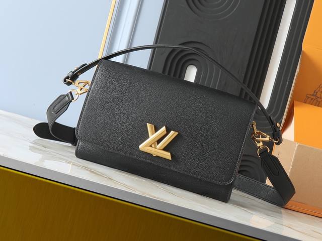 升级原版 M24639 M24640 M25359 本款 Soft Twist 手袋取材柔软牛皮革,以宽裕尺寸重绎标志性 Twist 手袋。做旧金属件闪耀瞩目风 升级原版 M24639 M24640 M25359 本款 Soft Twist 手袋取材柔软牛皮革,以宽裕尺寸重绎标志性 Twist 手袋。做旧金属件闪耀瞩目风