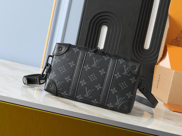 升级原版 M69838 M80224Trunk Wallet 手袋取材经典 Monogram Eclipse 帆布，其加固边角等元素承袭品牌硬箱设计，打造 So