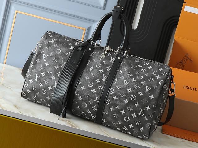 升级原版 M11541 M11596 M41416 本款 Keell BandoulièRe 50 旅行袋出自 秋冬时装秀，以 Monogram Dust 涂层