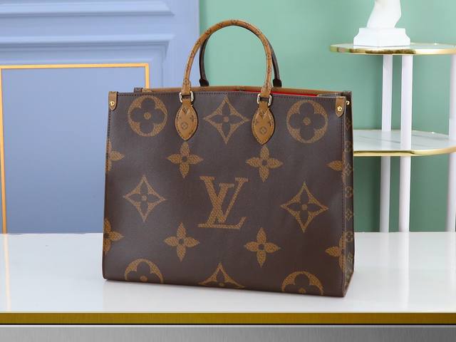 动态芯片 顶级原单 M45 黑肩带 M44576花肩带 Onthego 手袋在 Monogram Giant 帆布的衬托下醒目迷人，侧边与手柄点缀 Monogr