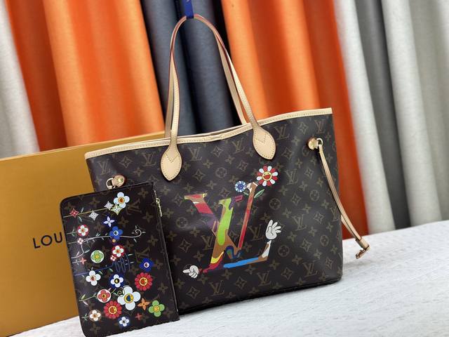 升级原版 M13675 M13271 M40995 本款 Neverfull 中号手袋出自路易威登 X 村上隆再版系列，选用 Monogram 帆布塑造宽敞构型