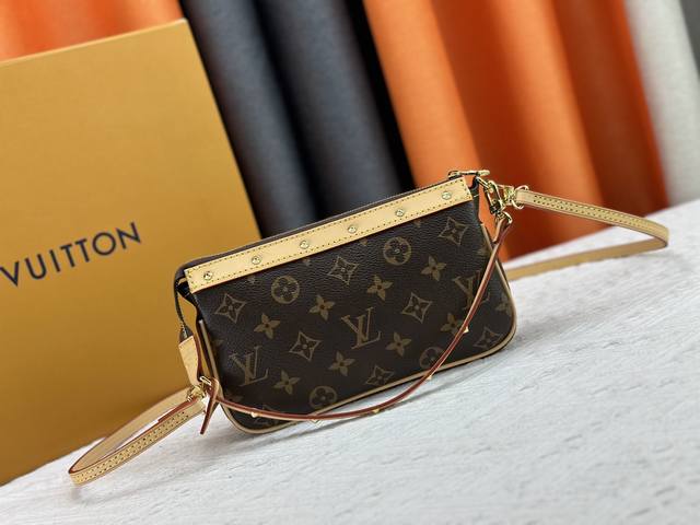 M92649复古经典！中古黑彩小包Vintage 专柜限量版，现一包难寻！Ps.只有在中古二手才有可能纳入，包身12个全钢铆钉，搭配树膏皮肩带，迷你实用的一款单