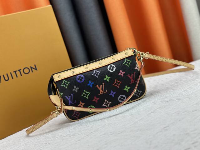 M92649复古经典!中古黑彩小包Vintage 专柜限量版,现一包难寻!Ps.只有在中古二手才有可能纳入,包身12个全钢铆钉,搭配树膏皮肩带,迷你实用的一款单 M92649复古经典!中古黑彩小包Vintage 专柜限量版,现一包难寻!Ps.只有在中古二手才有可能纳入,包身12个全钢铆钉,搭配树膏皮肩带,迷你实用的一款单