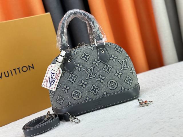 升级版浮雕牛仔 M53152本款迷人的 Alma Bb 手袋源于 1934 年设计的路易威登经典包款。标志性元素赋予此款 Monogram 帆布手袋经典优雅气质