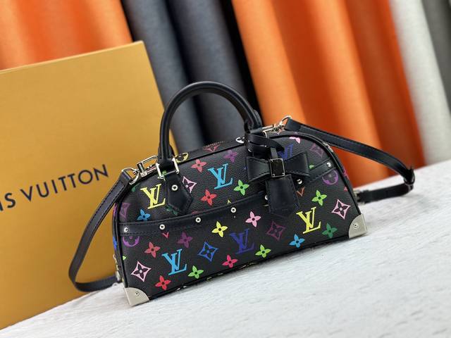升级原版 M13084 本款 Handbag East West 手袋出自路易威登 X 村上隆再版系列，以艺术家笔下标志性的彩虹色调描摹全幅 Monogram