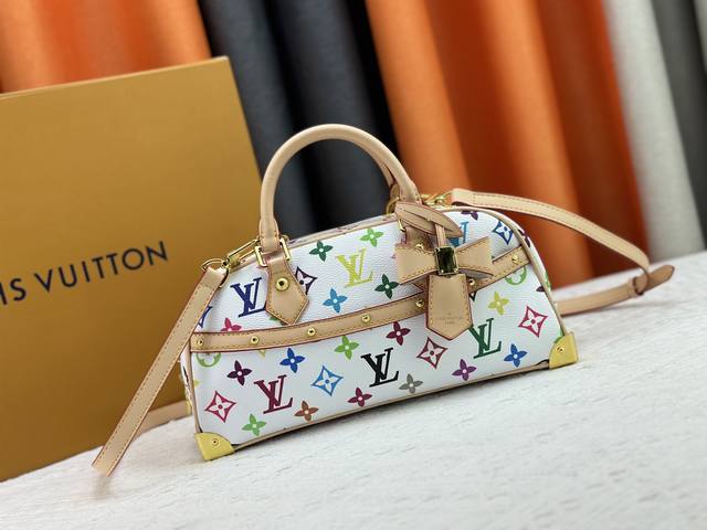 升级原版 M13084 本款 Handbag East West 手袋出自路易威登 X 村上隆再版系列，以艺术家笔下标志性的彩虹色调描摹全幅 Monogram