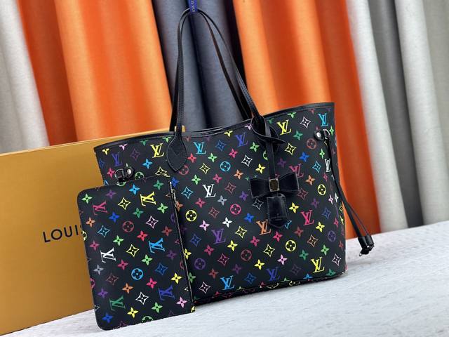 升级原版 M13675 M13271 M40995 本款 Neverfull 中号手袋出自路易威登 X 村上隆再版系列，选用 Monogram 帆布塑造宽敞构型