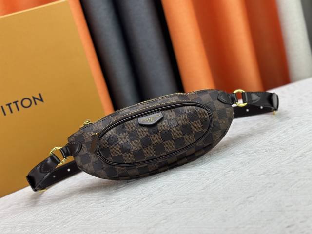 升级原版 M14806 M00230 经典元素与新款的结合 棋盘格元素出现在碟形腰包、手拿小方包上，既有辨识度，又有让人眼前一亮的新鲜感。 尺寸 28-13-3