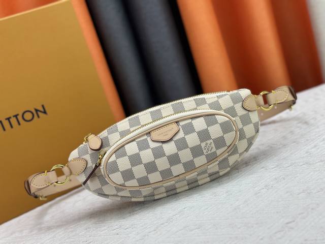 升级原版 M14806 M00230 经典元素与新款的结合 棋盘格元素出现在碟形腰包、手拿小方包上,既有辨识度,又有让人眼前一亮的新鲜感。 尺寸 28-13-3 升级原版 M14806 M00230 经典元素与新款的结合 棋盘格元素出现在碟形腰包、手拿小方包上,既有辨识度,又有让人眼前一亮的新鲜感。 尺寸 28-13-3