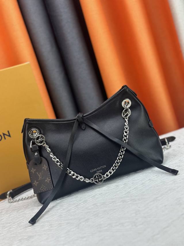 M12888黑 M13014就老花 本款 Carryall Bb 手袋以利落线条勾勒丰盈轮廓，为经典羊皮革点缀亮泽 Monogram 花卉金属链条，与 Mono