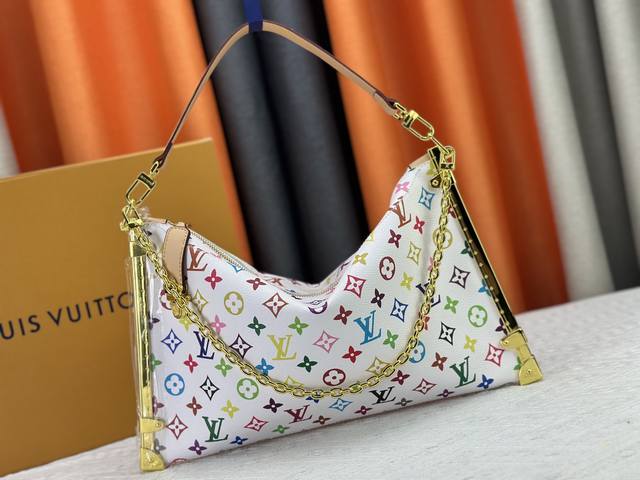 原版开发M12075 黑三彩 白三彩 本款 Lucky Trunk 手袋于秋冬秀场绽放灵动姿彩，以经典 Monogram 帆布搭配金属框架和莹亮锁扣。别致构型可