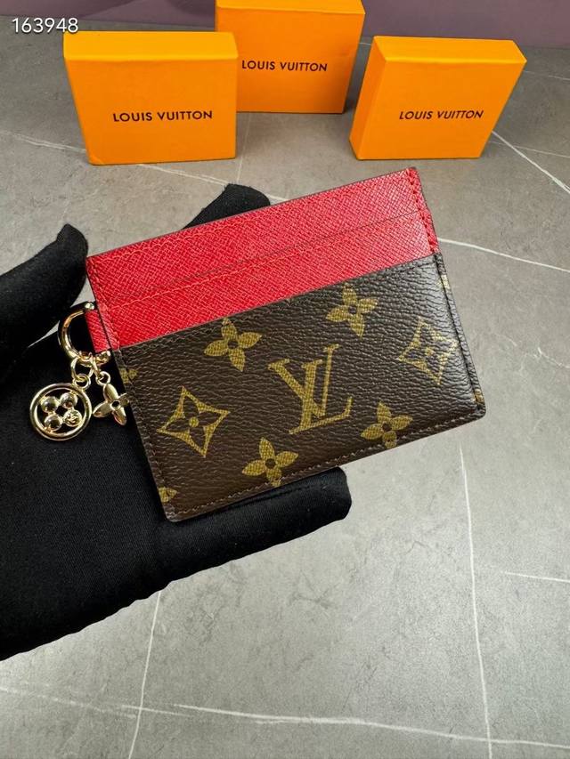 M82739 取材 Monogram 涂层帆布和牛皮革,为大号隔层两侧均衡配置卡片夹层。Monogram 花卉装饰散发莹泽光芒,成就赠礼佳选。尺寸:10.2 X M82739 取材 Monogram 涂层帆布和牛皮革,为大号隔层两侧均衡配置卡片夹层。Monogram 花卉装饰散发莹泽光芒,成就赠礼佳选。尺寸:10.2 X