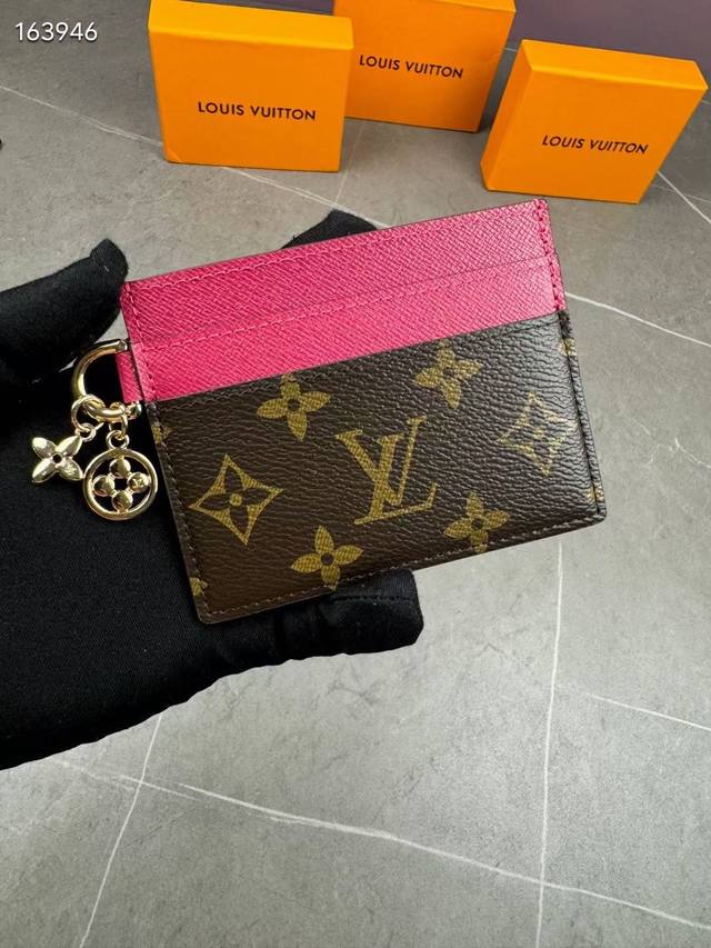 M82739 取材 Monogram 涂层帆布和牛皮革，为大号隔层两侧均衡配置卡片夹层。Monogram 花卉装饰散发莹泽光芒，成就赠礼佳选。尺寸：10.2 X