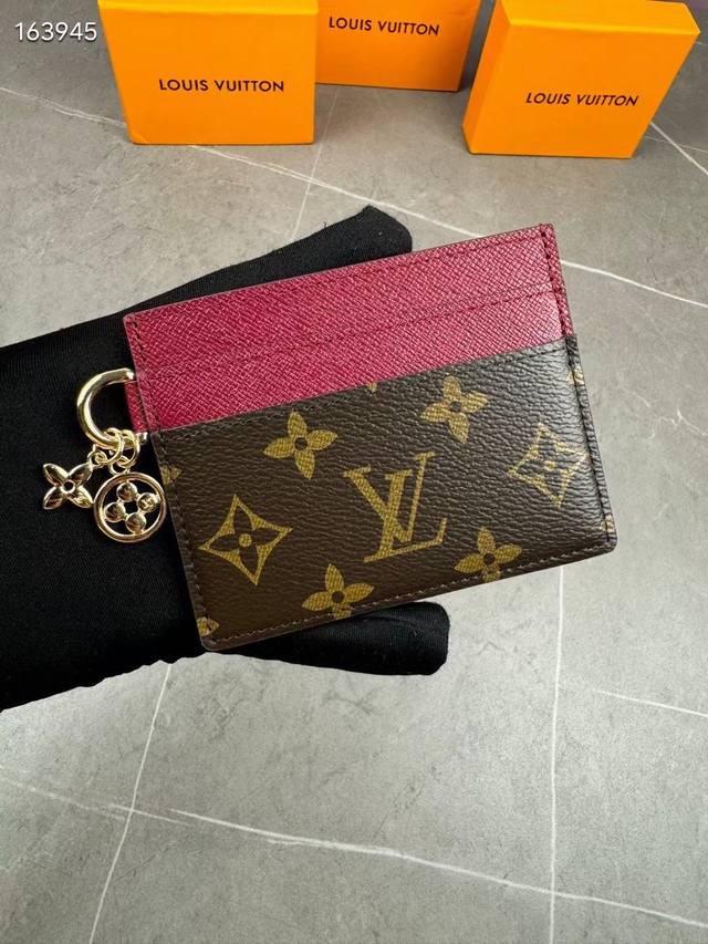 M82739 取材 Monogram 涂层帆布和牛皮革，为大号隔层两侧均衡配置卡片夹层。Monogram 花卉装饰散发莹泽光芒，成就赠礼佳选。尺寸：10.2 X