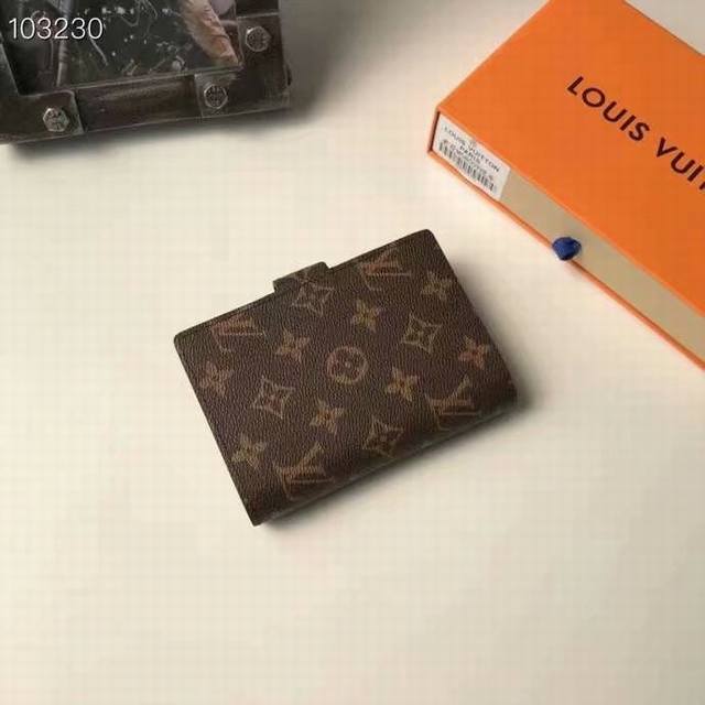 爆款出货，型号M20005 这款小型记事本封套以 Monogram帆布制造，可放三张信用卡，亦可作通讯册、笔记册或日历。 10 12 Cm 长 X 高 Epi皮