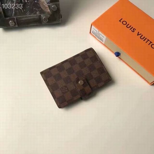 爆款出货，型号M20005 这款小型记事本封套以 Monogram帆布制造，可放三张信用卡，亦可作通讯册、笔记册或日历。 10 12 Cm 长 X 高 Epi皮