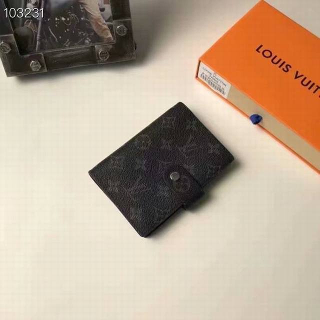 爆款出货，型号M20005 这款小型记事本封套以 Monogram帆布制造，可放三张信用卡，亦可作通讯册、笔记册或日历。 10 12 Cm 长 X 高 Epi皮