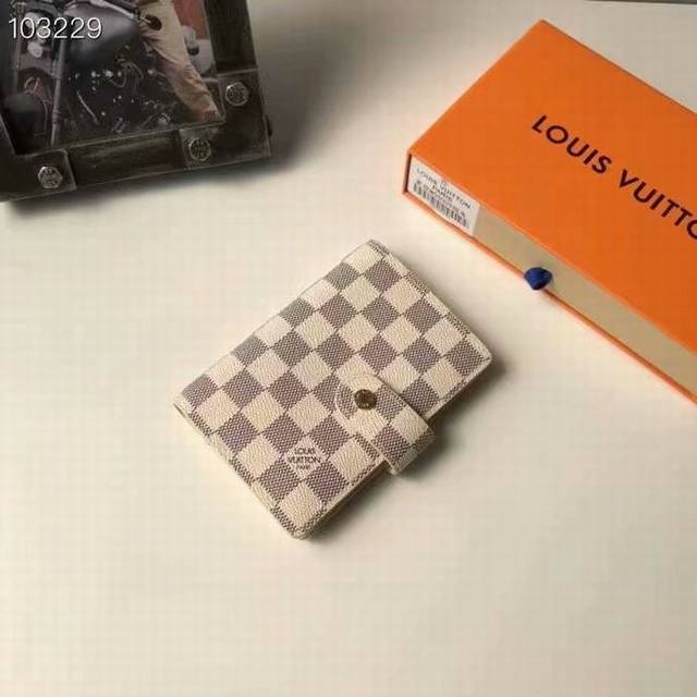 爆款出货，型号M20005 这款小型记事本封套以 Monogram帆布制造，可放三张信用卡，亦可作通讯册、笔记册或日历。 10 12 Cm 长 X 高 Epi皮