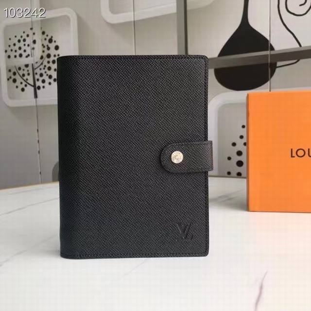 爆款出货，型号M20004这款小型记事本封套以 Monogram帆布制造，可放三张信用卡，亦可作通讯册、笔记册或日历。 14 X 18 Cm 长 X 高 Epi