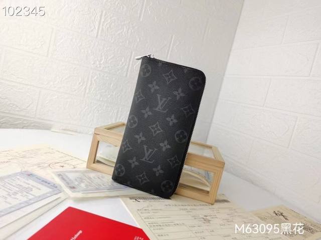 实物拍摄 自家背景 这男款士竖款拉链钱夹耐以磨的Damier Graphite 帆布制成，气优质雅。多个实用的袋口和隔层设计可轻容松纳现金、信用和卡零钱。Siz