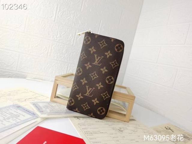 实物拍摄 自家背景 这男款士竖款拉链钱夹耐以磨的Damier Graphite 帆布制成，气优质雅。多个实用的袋口和隔层设计可轻容松纳现金、信用和卡零钱。Siz