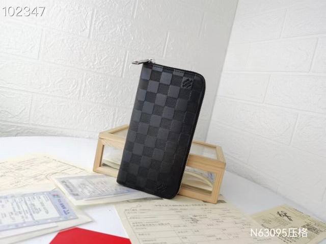 实物拍摄 自家背景 这男款士竖款拉链钱夹耐以磨的Damier Graphite 帆布制成，气优质雅。多个实用的袋口和隔层设计可轻容松纳现金、信用和卡零钱。Siz