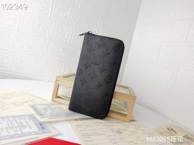 实物拍摄 自家背景 这男款士竖款拉链钱夹耐以磨的Damier Graphite 帆布制成，气优质雅。多个实用的袋口和隔层设计可轻容松纳现金、信用和卡零钱。Siz