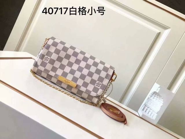 Favorite 小号手袋M40717白格高品质原版变色皮,质量如图可见此款斜跨手提两用包 以 Monogram 帆布制成的一款小巧轻便的手袋,它是你出席任何场 Favorite 小号手袋M40717白格高品质原版变色皮,质量如图可见此款斜跨手提两用包 以 Monogram 帆布制成的一款小巧轻便的手袋,它是你出席任何场