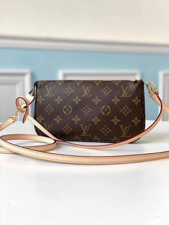 M40712，M51980老花麻将包 这款饰配包谓可永的远经款典式 帆布制成的款一小轻巧便手的袋，可手可提斜挎，它是出你席何任场合都可以携的带经款典式。拉链式款